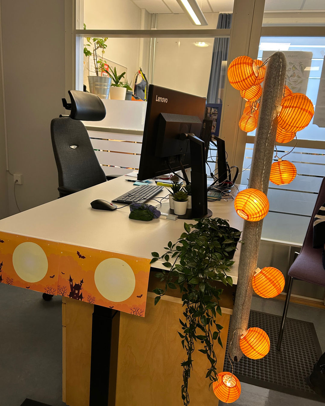 et skrivebord med en datamaskin og appelsiner på