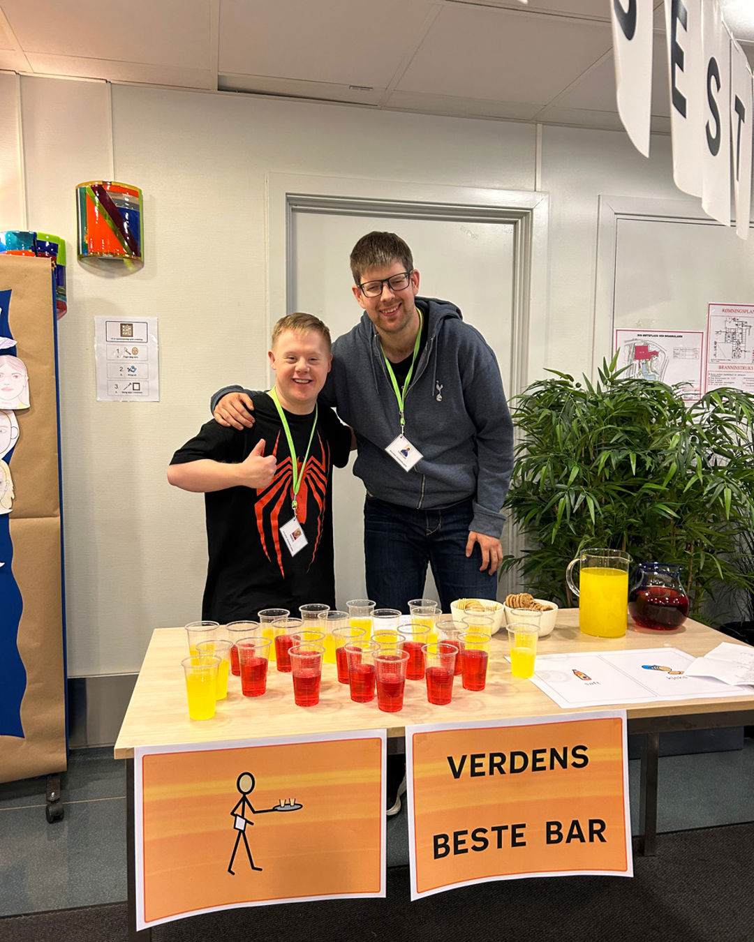 en gruppe menn som sto ved et bord med kopper med væske