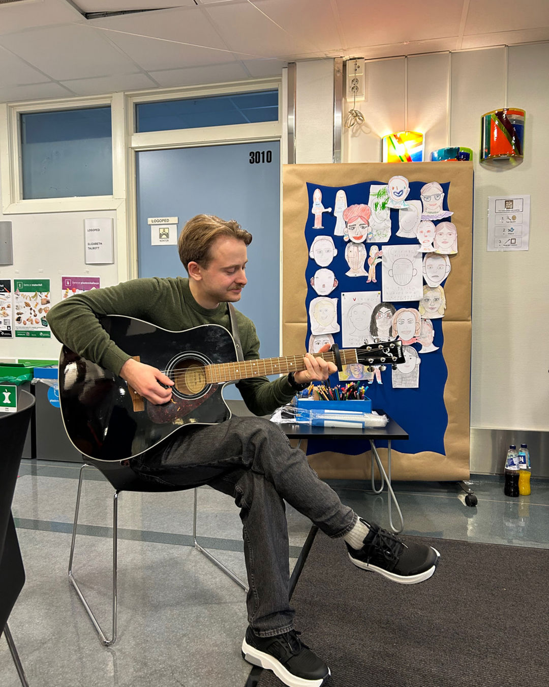 en person som spiller gitar