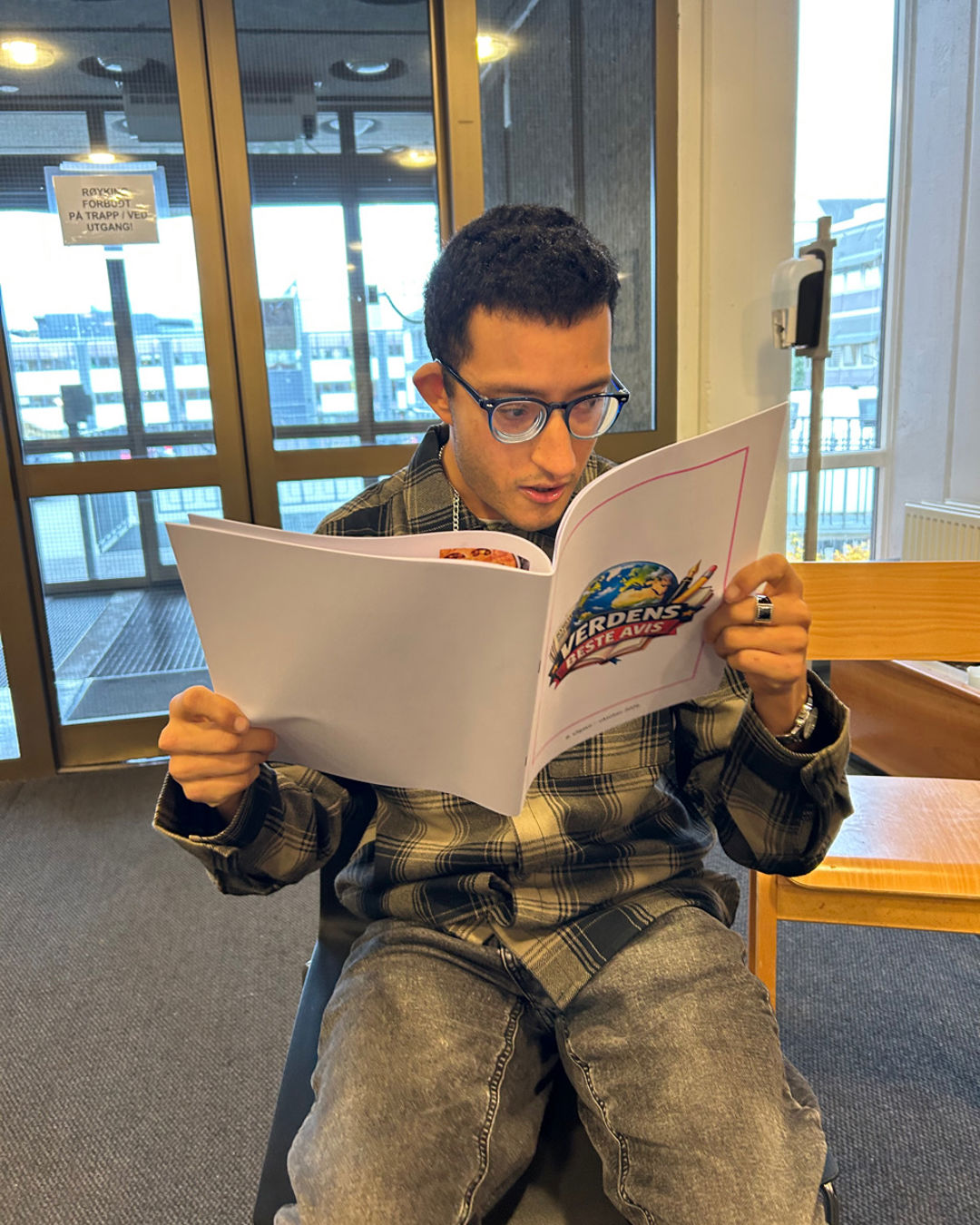 en person som leser en bok