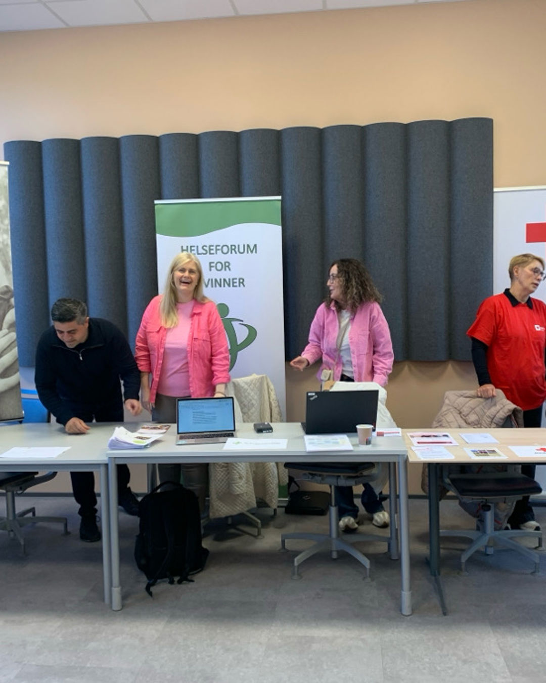 Foto: Marita Nodland en gruppe mennesker i et rom