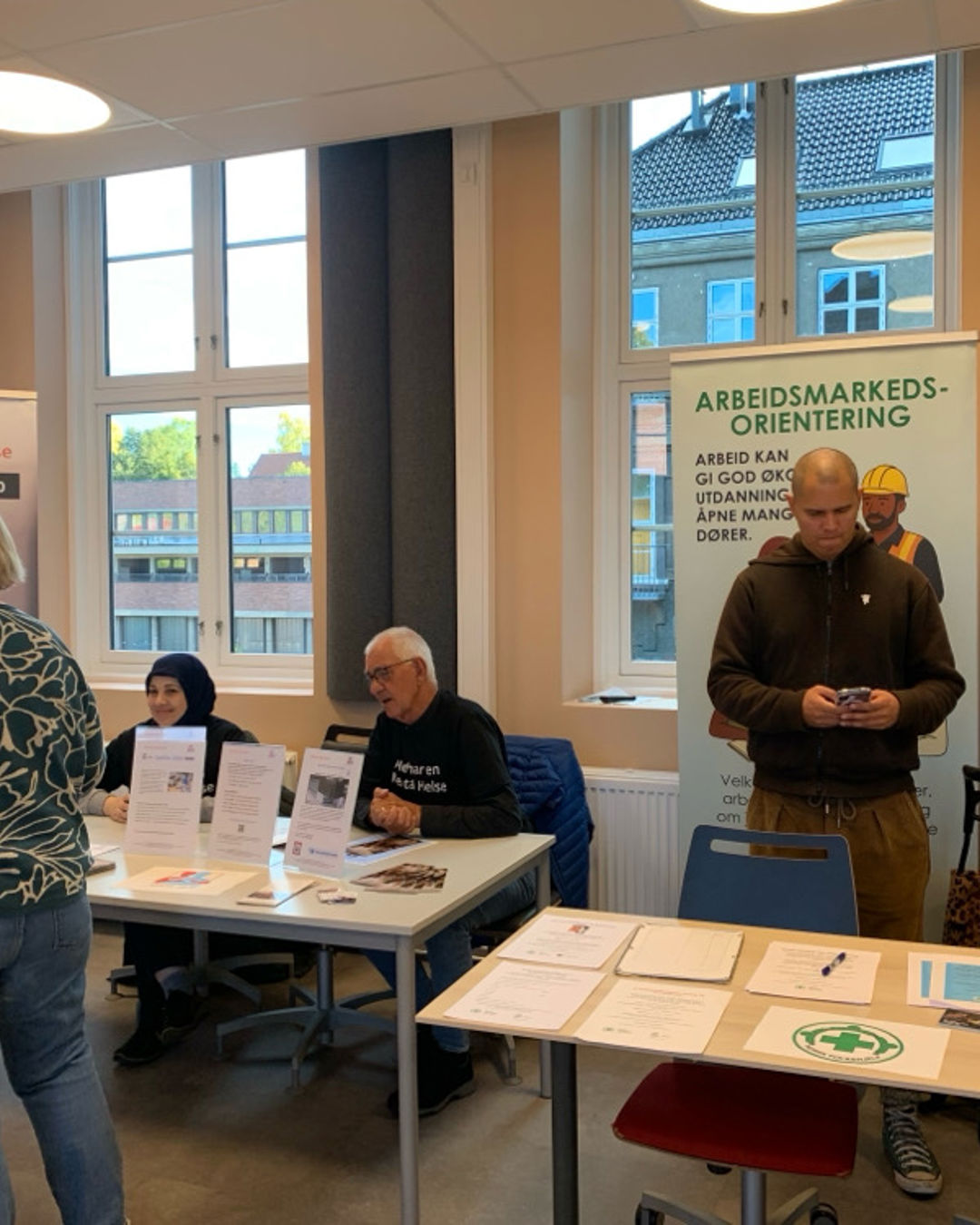 Foto: Marita Nodland en gruppe mennesker i et rom