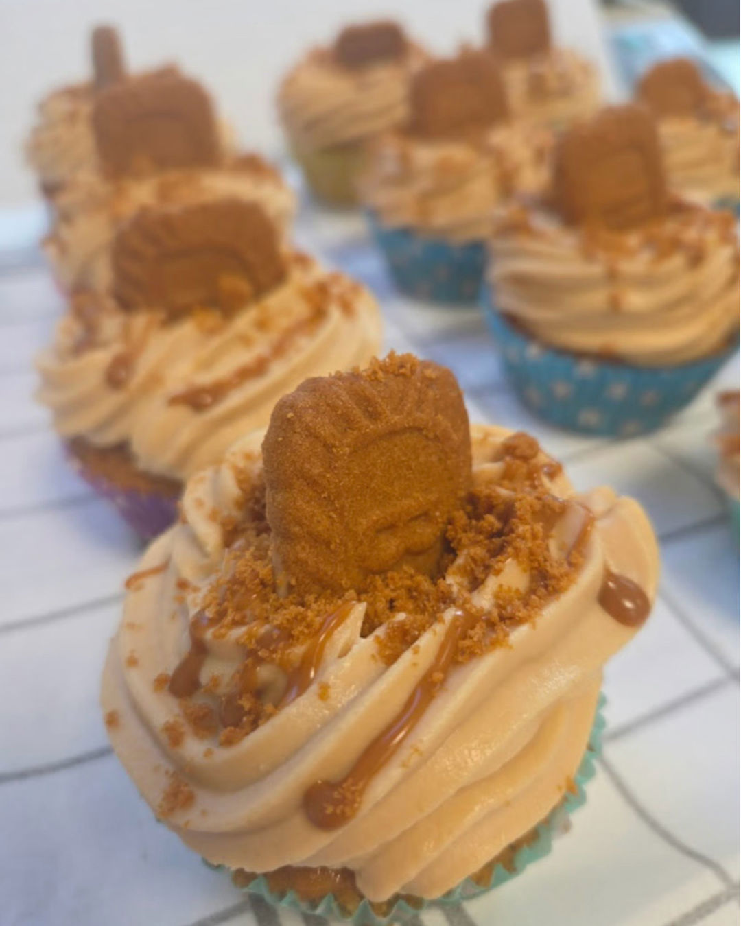 En gruppe cupcakes med glasur