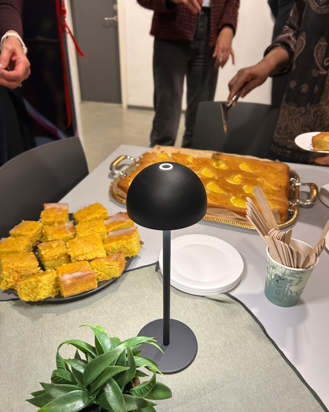 Foto: Marita Nodland Et bord med tallerkener med mat
