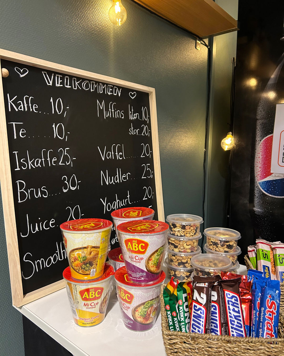 Foto: Marita Nodland et bord med en tavle og en kurv med mat