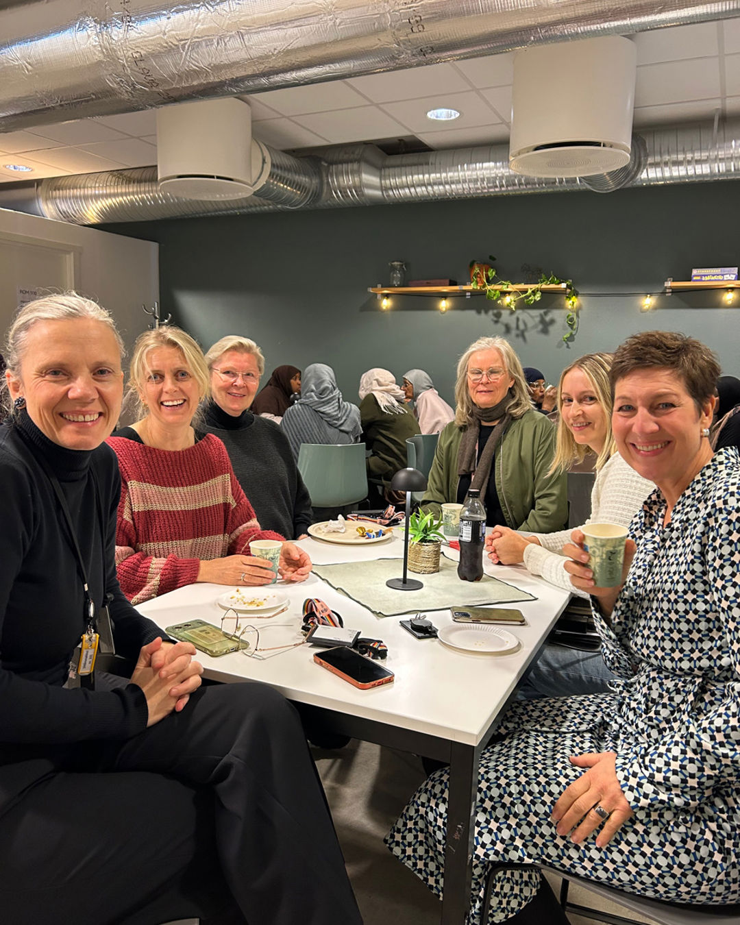 Foto: Marita Nodland En gruppe personr som sitter ved et bord
