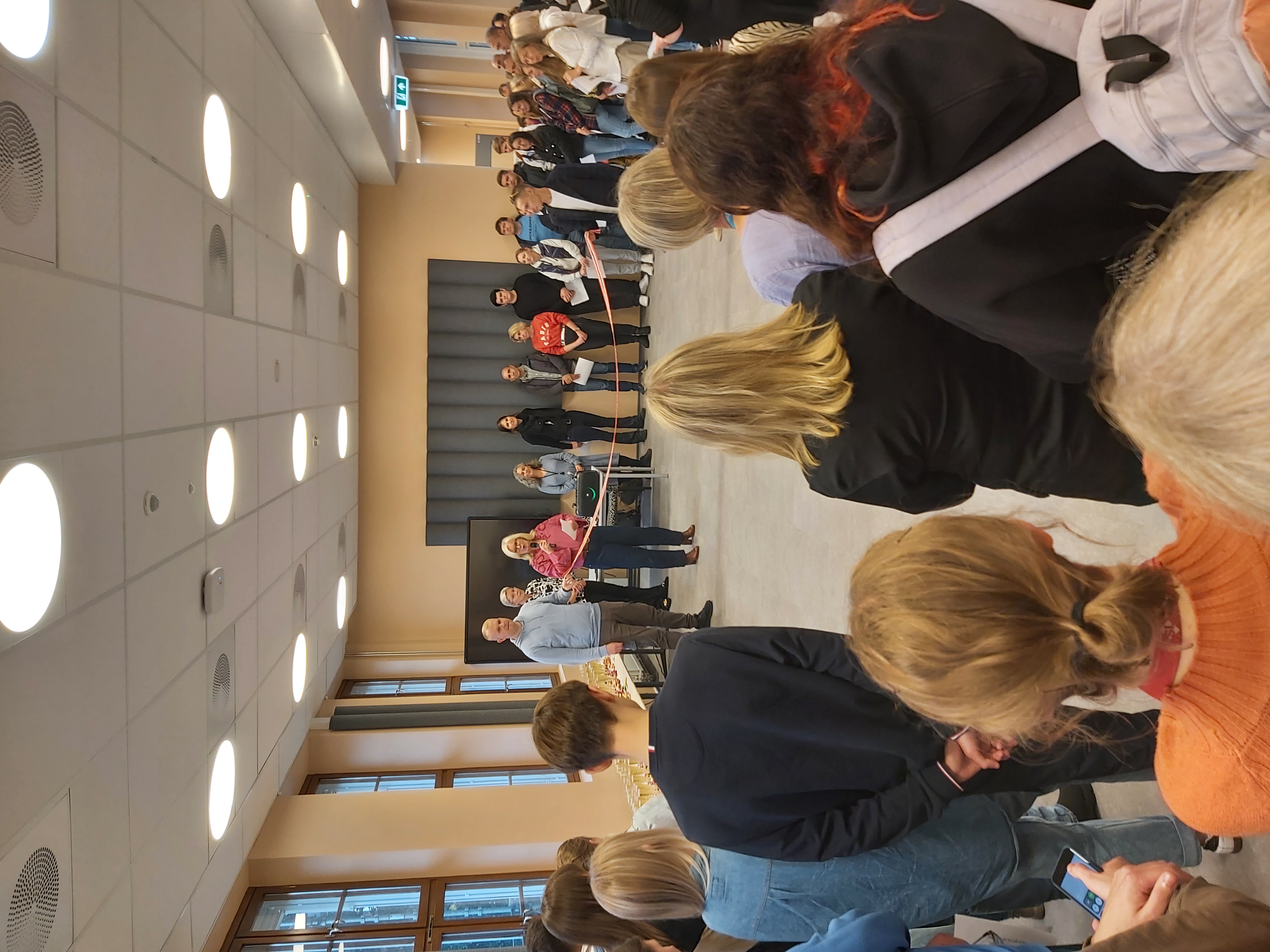 en gruppe personer i et rom