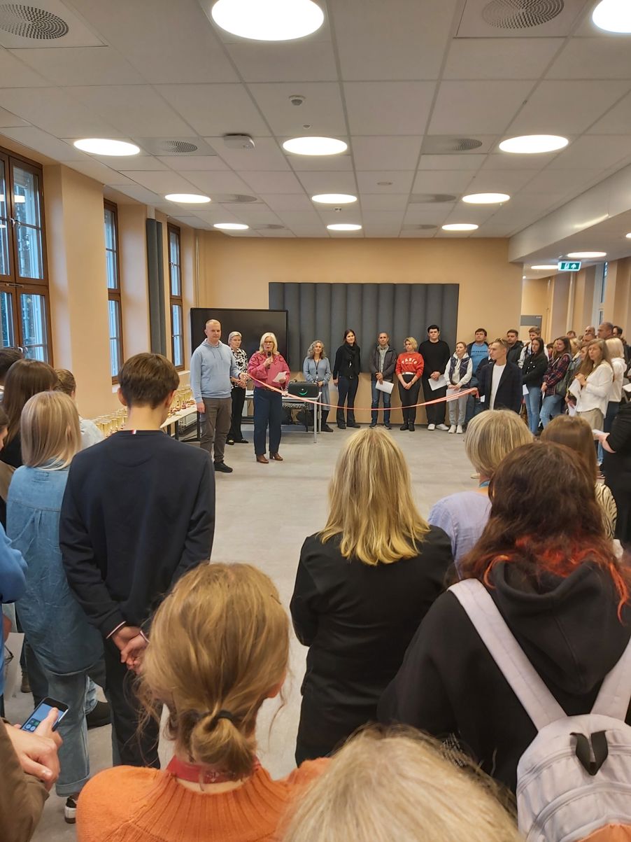 en gruppe personer i et rom
