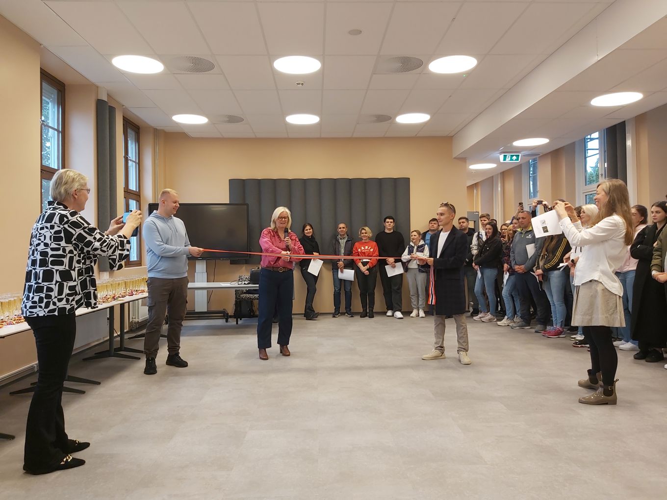 en gruppe mennesker som står i et rom