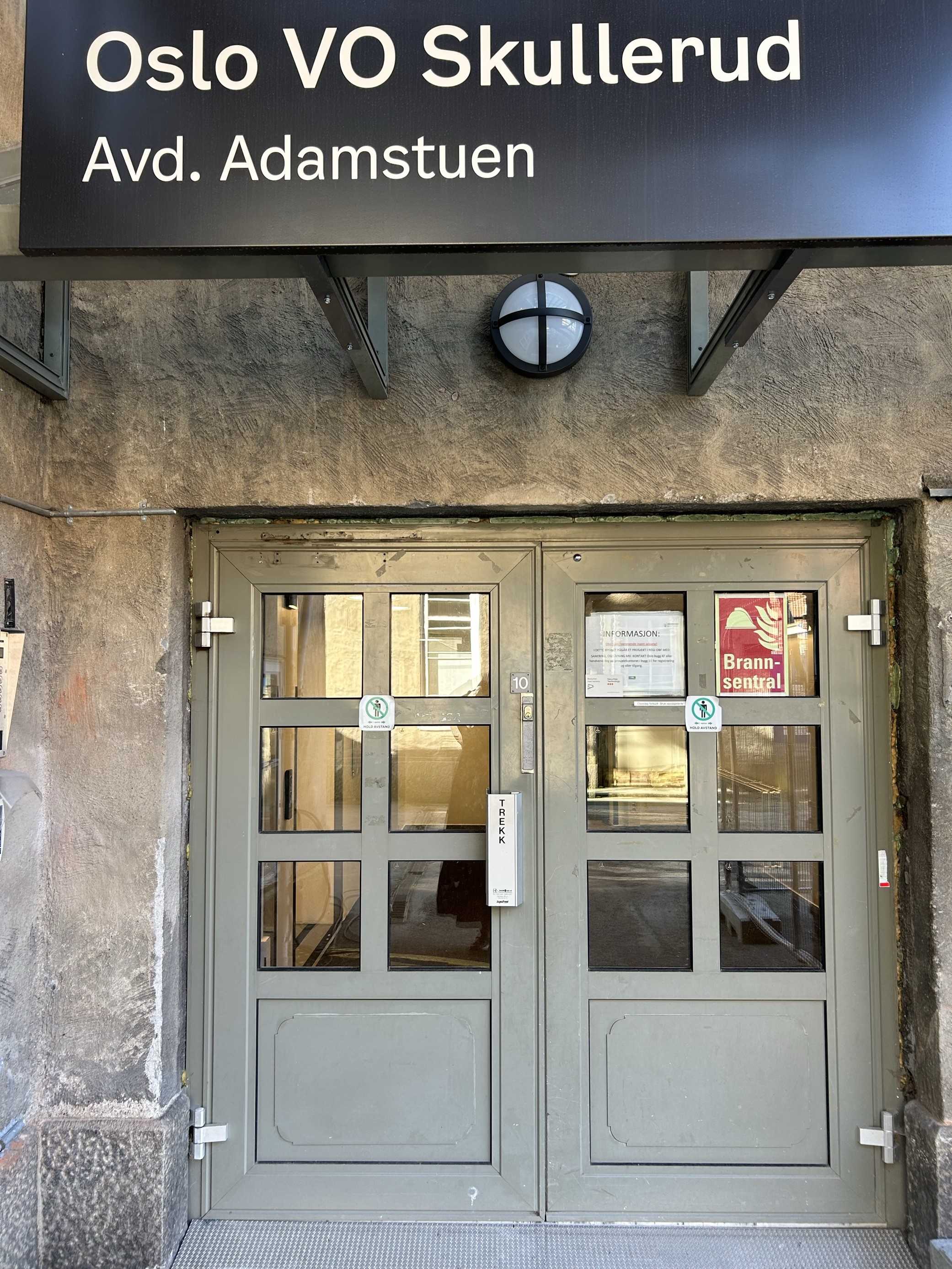 en bygning med en stor glassdør