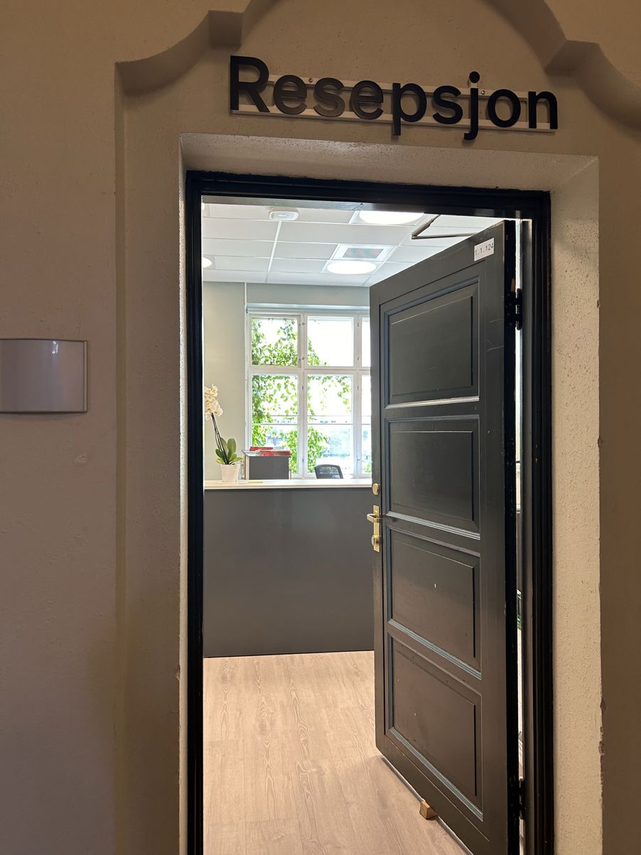 en dør med vindu