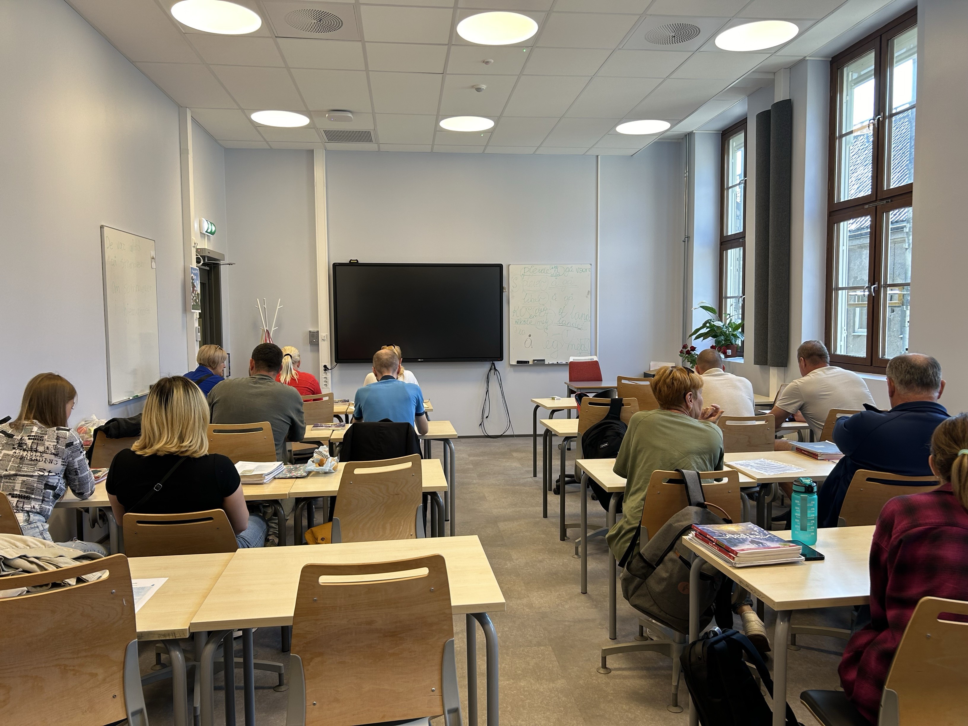 En gruppe mennesker i et klasserom