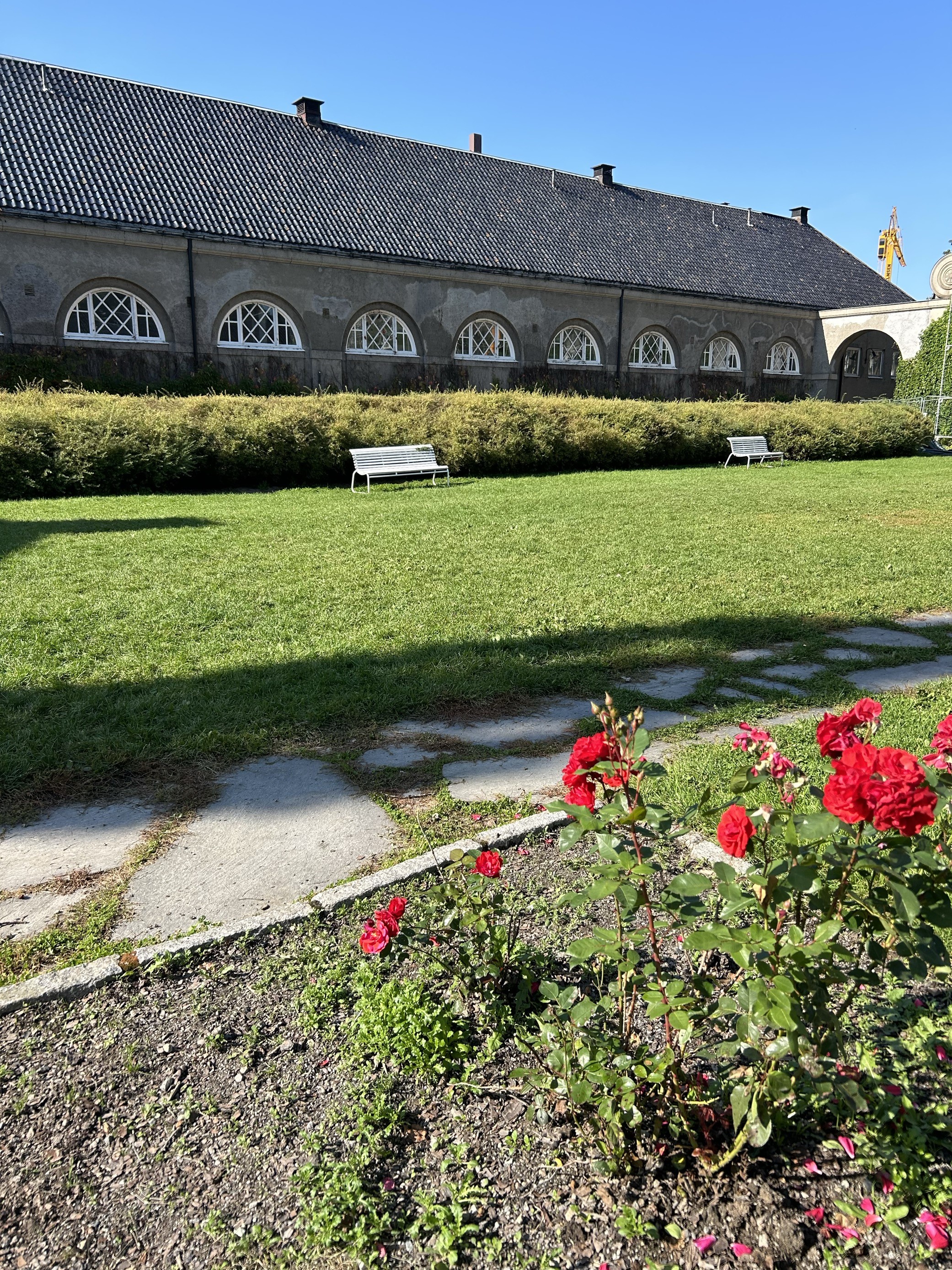 en stor bygning med en benk foran