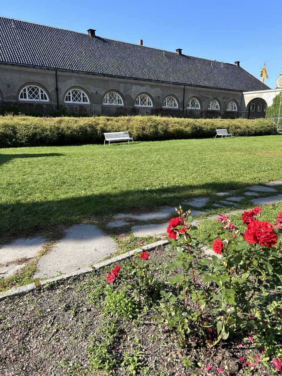 en stor bygning med en benk foran
