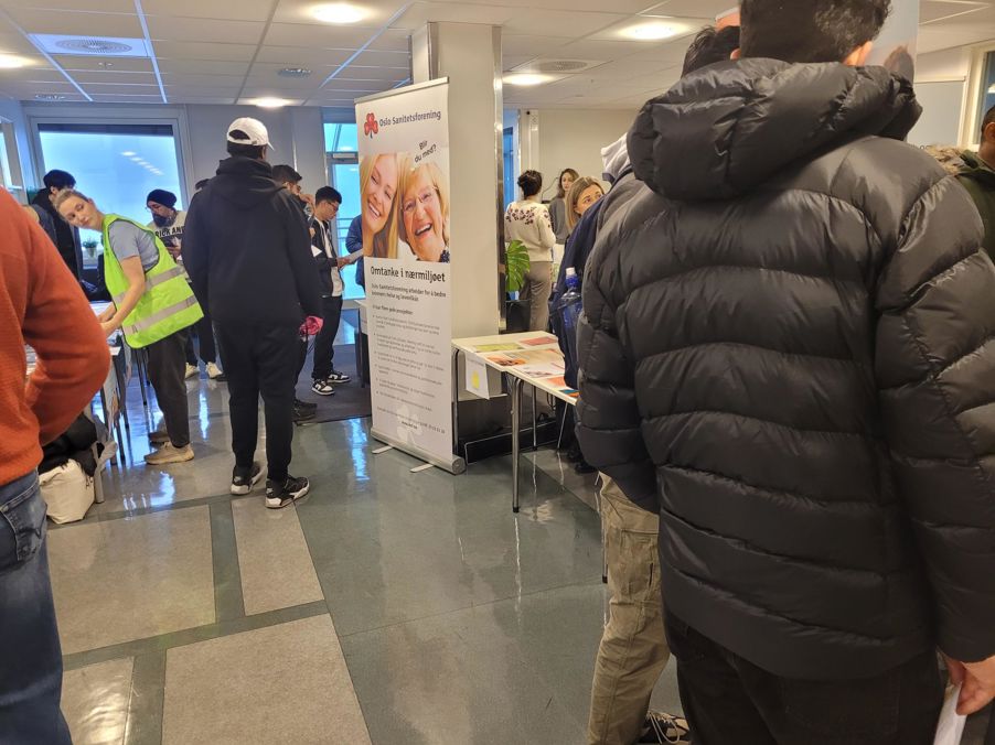 en gruppe personer i et rom