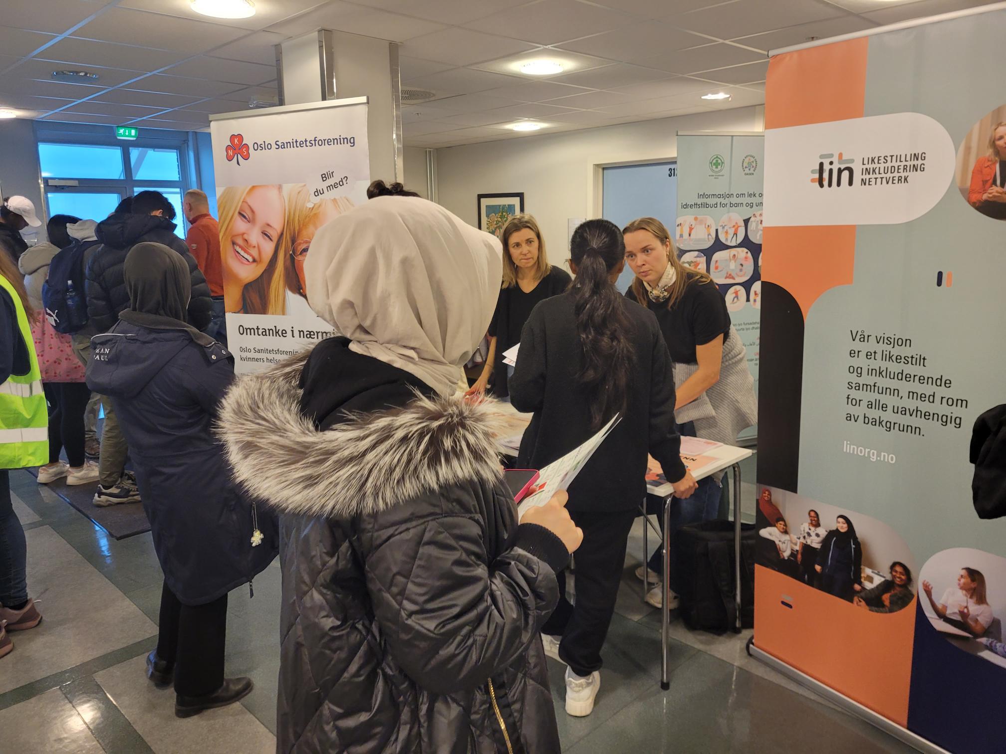 En gruppe mennesker i klær