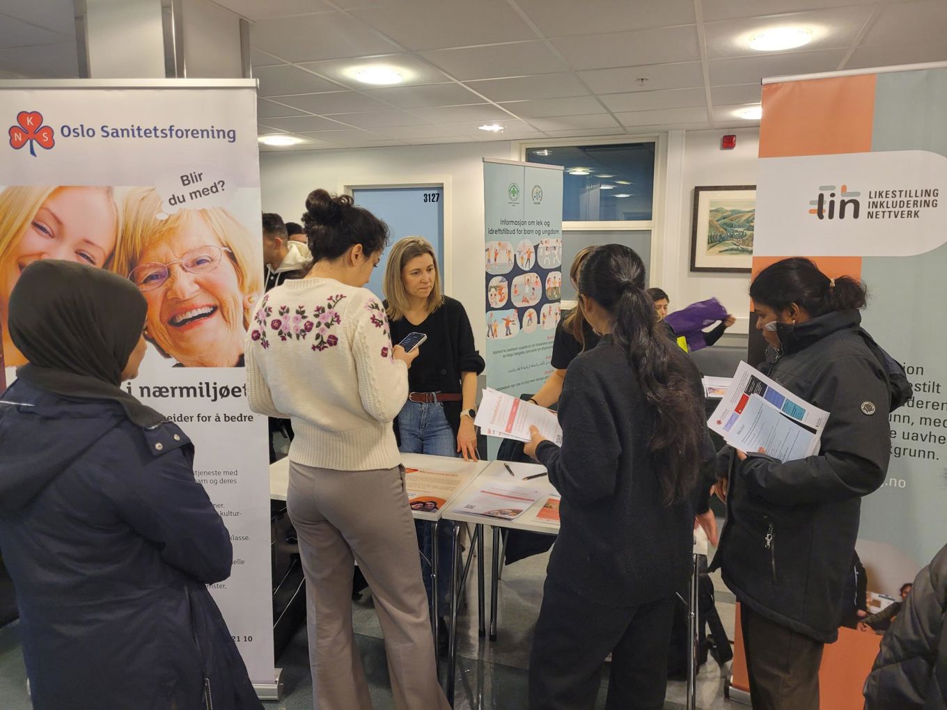 en gruppe personer i et rom