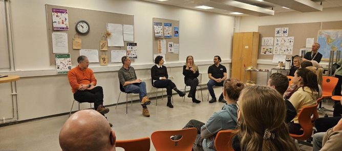 en gruppe mennesker som sitter i et rom