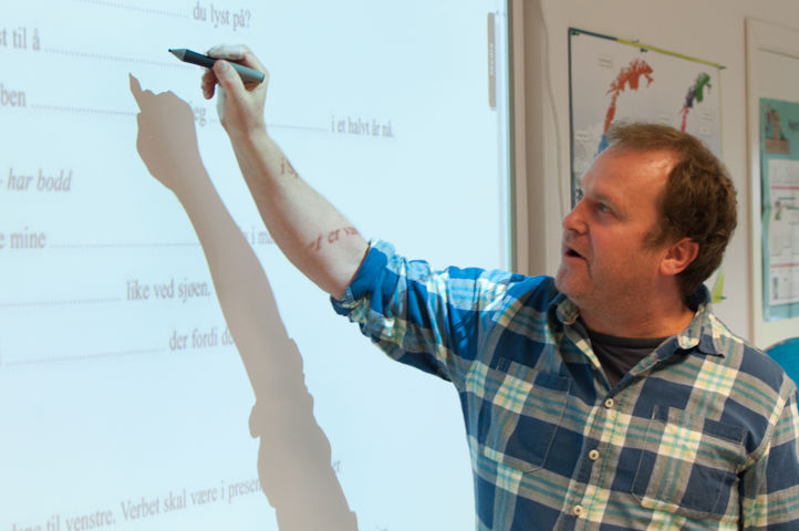 Lærer med smartboard