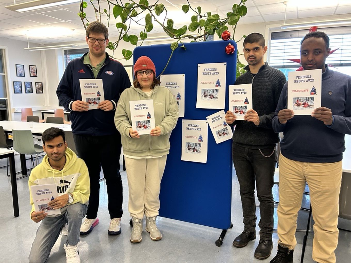 en gruppe mennesker som poserer for et bilde