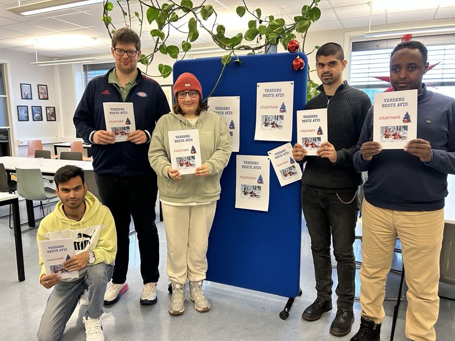 en gruppe mennesker som poserer for et bilde