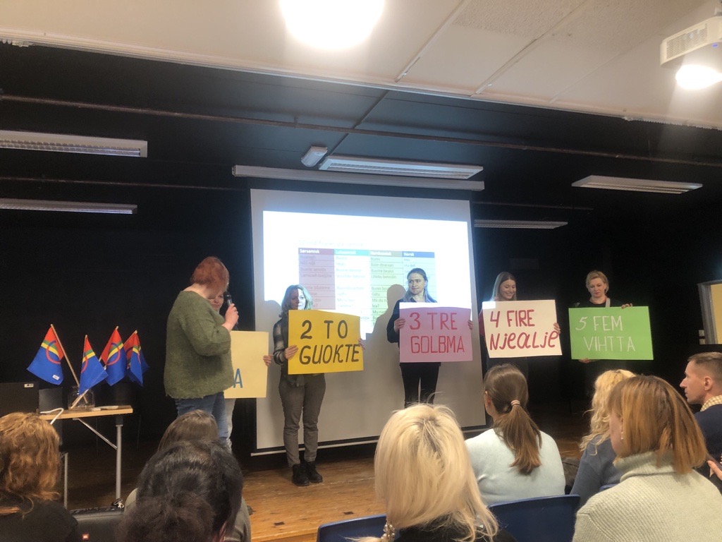 En person som holder en presentasjon for en gruppe mennesker