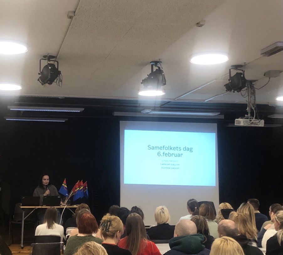 en person som holder en presentasjon for et publikum