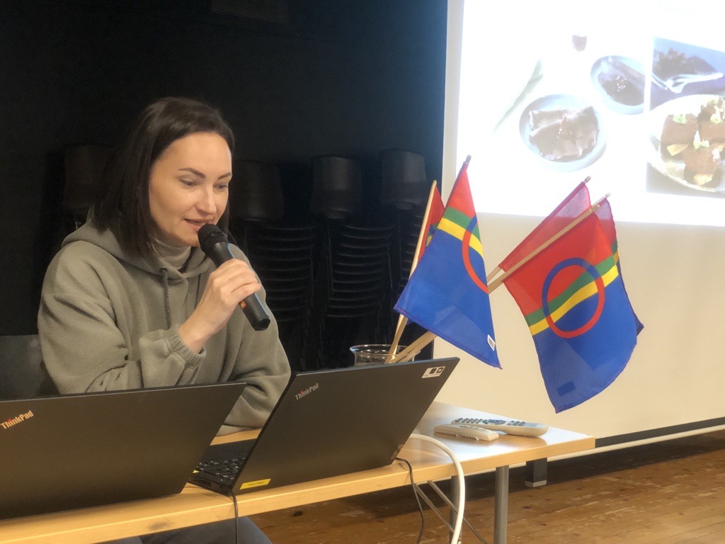 en person som snakker inn i en mikrofon