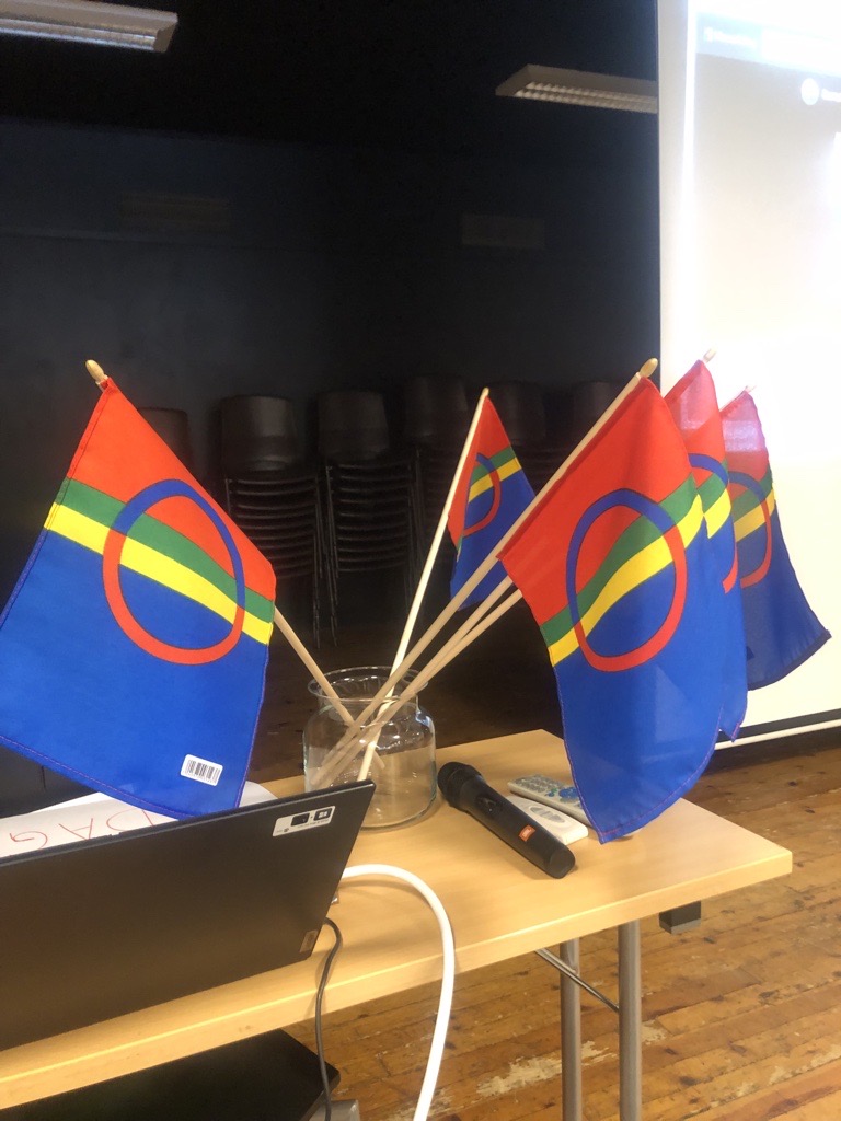 en gruppe flagg på et bord