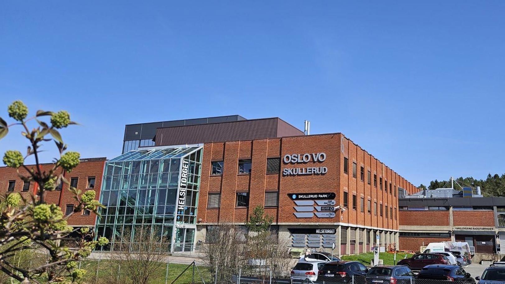 en bygning med biler parkert foran