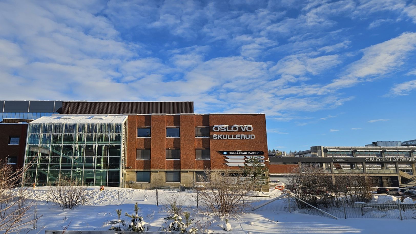 en bygning med et skilt på