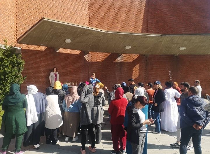 En gruppe mennesker på en gårdsplass