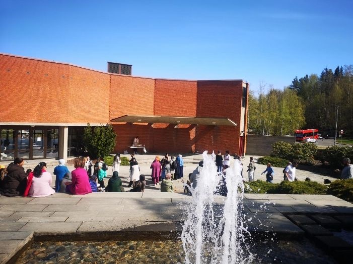 En gruppe mennesker utenfor en bygning