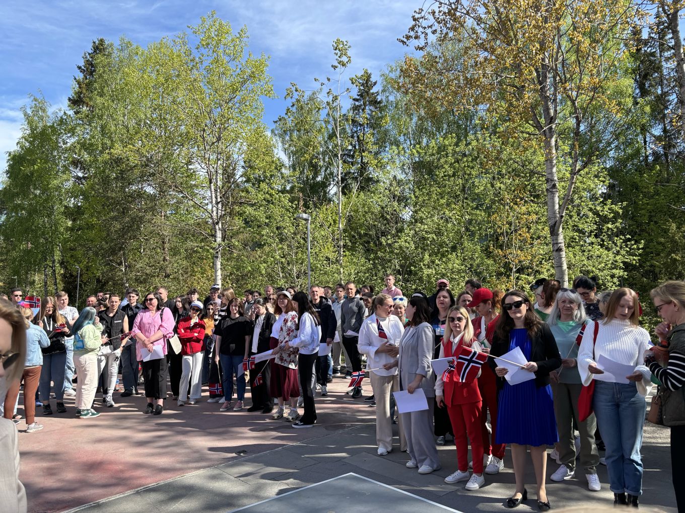 en gruppe mennesker som står utenfor