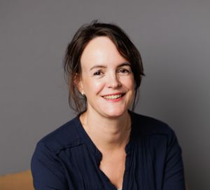 en person som smiler til kameraet