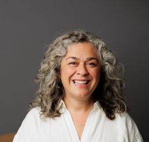 en person med krøllete hår