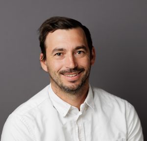 en person som smiler til kameraet