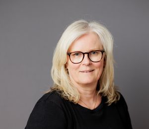 en person med blondt hår