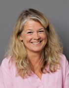 et nærbilde av en smilende person