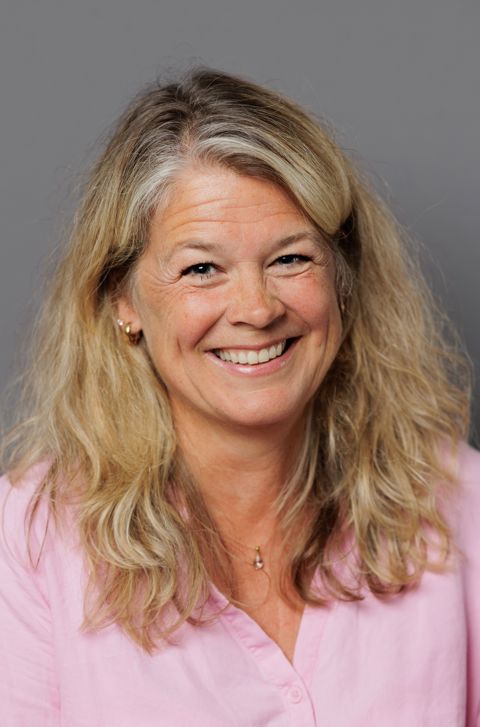et nærbilde av en smilende person