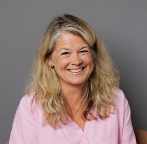 et nærbilde av en smilende person