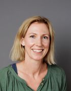 et nærbilde av en smilende person