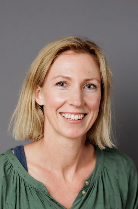 et nærbilde av en smilende person