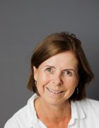 et nærbilde av en smilende person