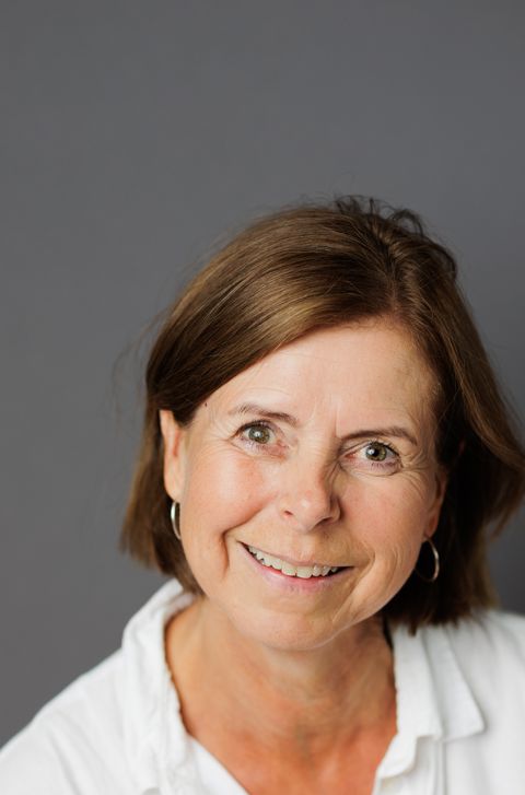 et nærbilde av en smilende person