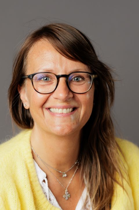 en person som bruker briller