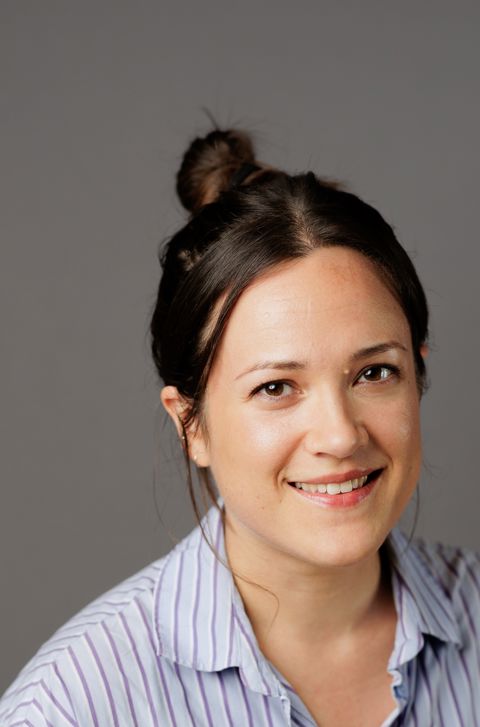 en person med hestehale som smiler