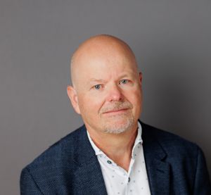 en skallet person i dress