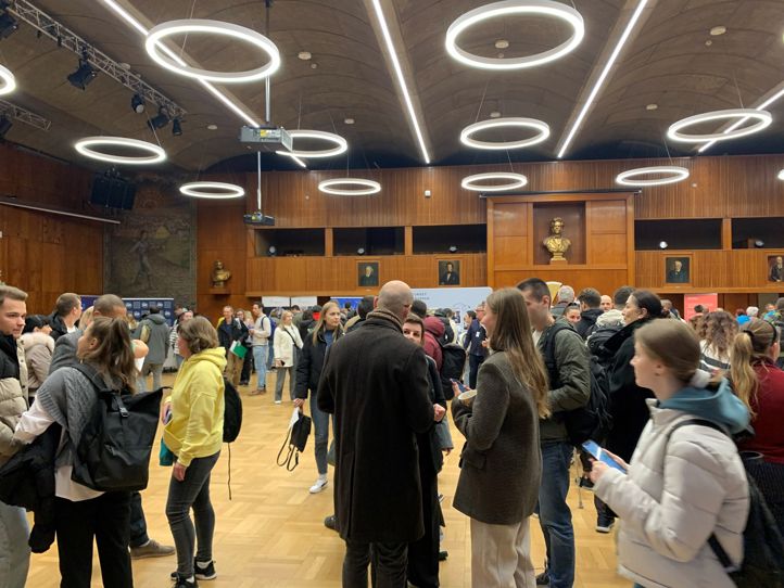 En stor gruppe mennesker i et stort rom