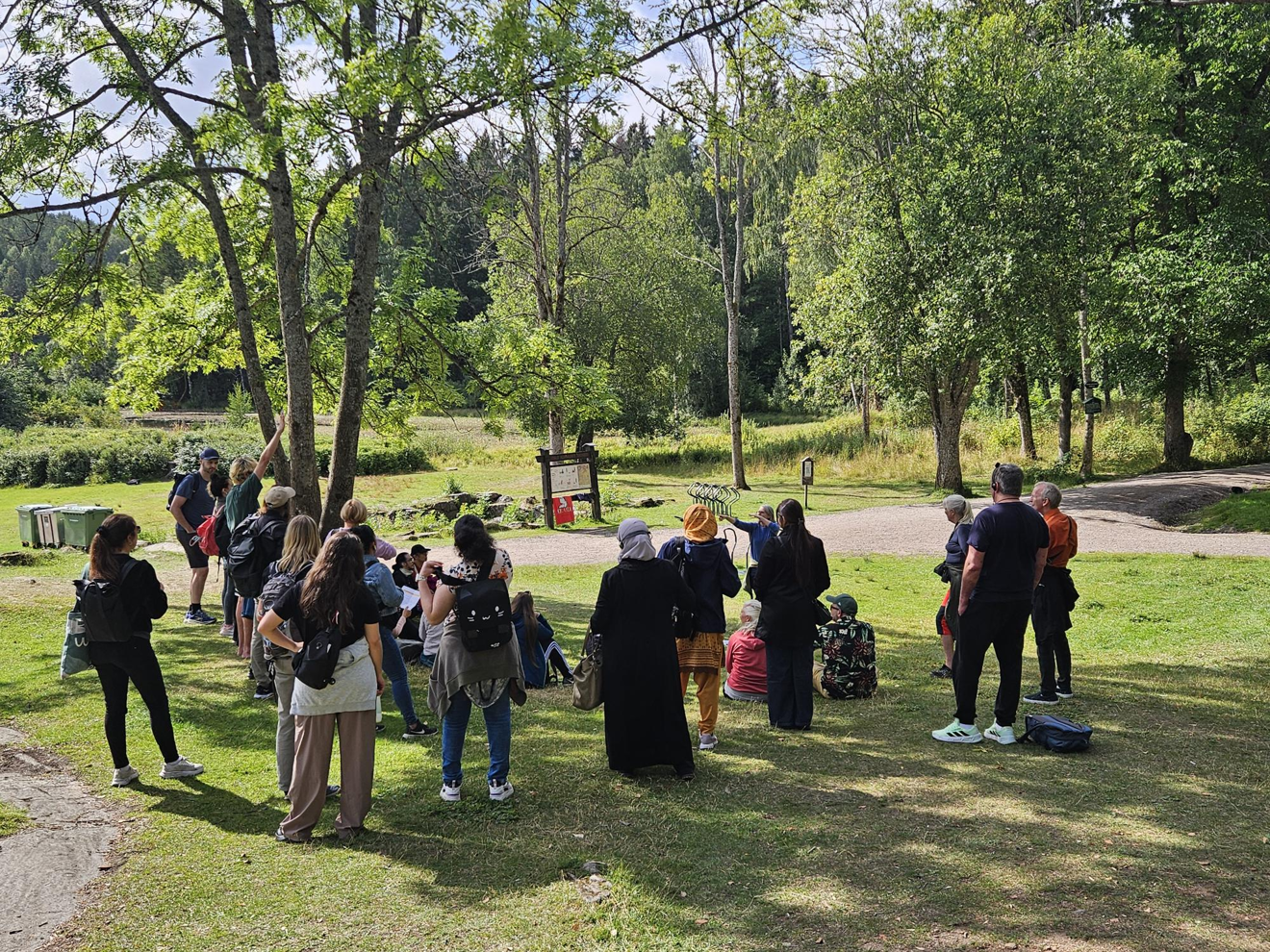 en gruppe mennesker som står i en park